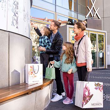 Eingang des Haus MEISSEN Familie vor dem Eingang des Haus MEISSEN
